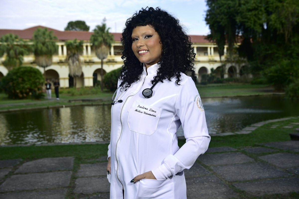 Estudante de medicina vestindo jaleco branco